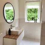Scandinavian Wellness Met Hottub & Sauna Ewijk