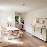 Scandinavian Wellness Met Hottub & Sauna * Ewijk