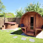 Scandinavian Wellness Met Hottub & Sauna *