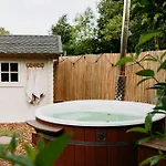 Scandinavian Wellness Met Hottub & Sauna Ewijk