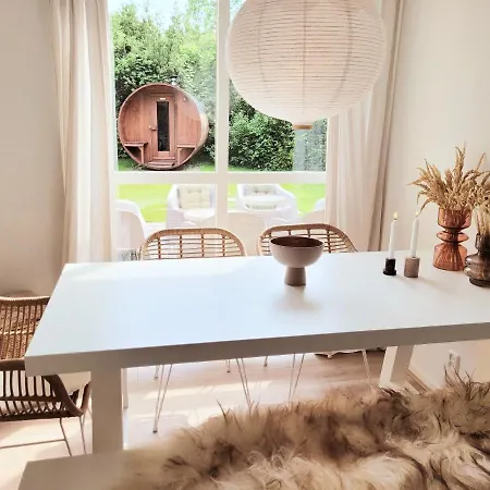 Scandinavian Wellness Met Hottub & Sauna Ewijk