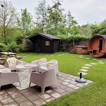 Scandinavian Wellness Met Hottub & Sauna Ewijk