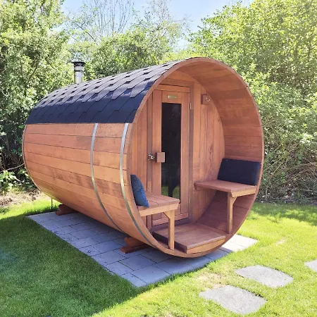 Scandinavian Wellness Met Hottub & Sauna Ewijk