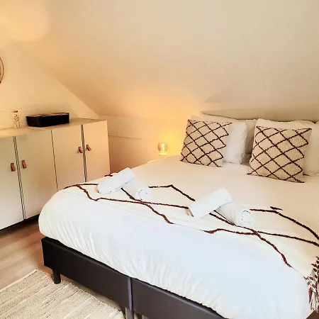 Scandinavian Wellness Met Hottub & Sauna Ewijk