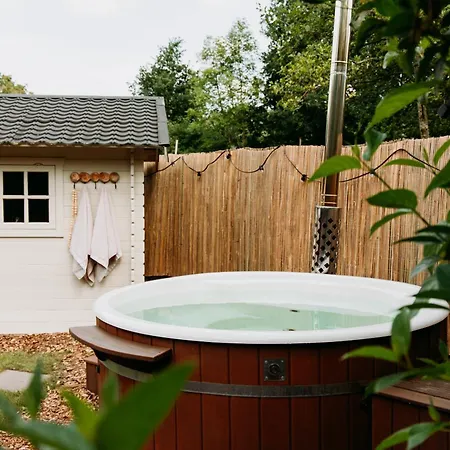 Scandinavian Wellness Met Hottub & Sauna Ewijk