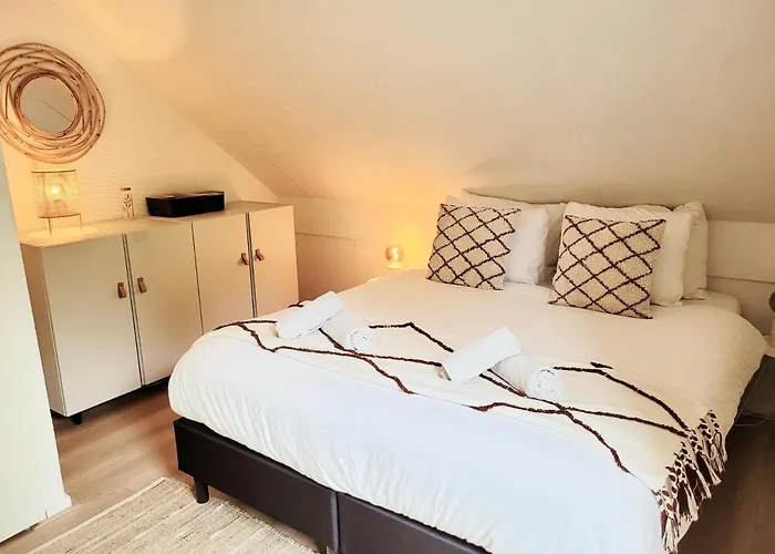 Scandinavian Wellness Met Hottub & Sauna Ewijk