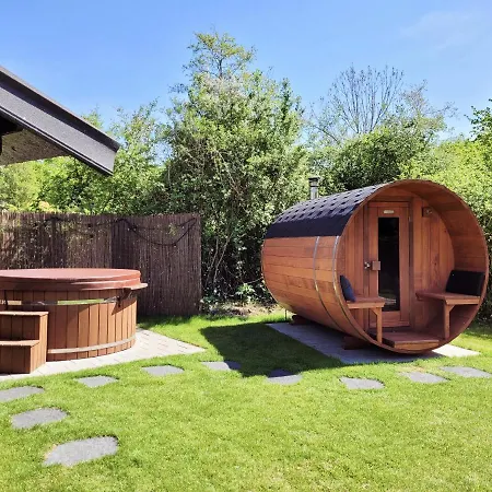 Scandinavian Wellness Met Hottub & Sauna Ferienhaus *