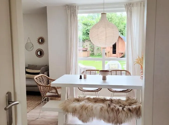 Scandinavian Wellness Met Hottub & Sauna