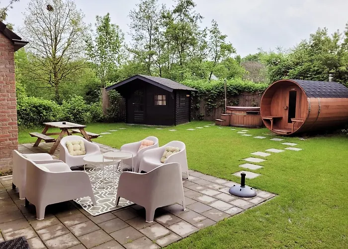 Scandinavian Wellness Met Hottub & Sauna Ewijk