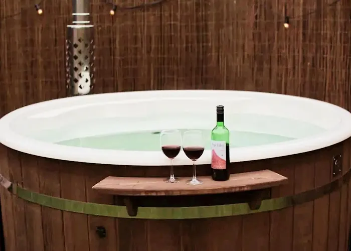 Scandinavian Wellness Met Hottub & Sauna Ewijk