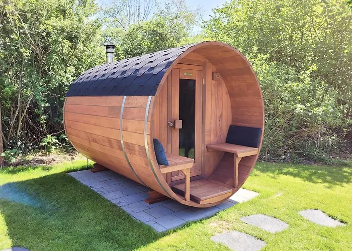 Scandinavian Wellness Met Hottub & Sauna Ewijk